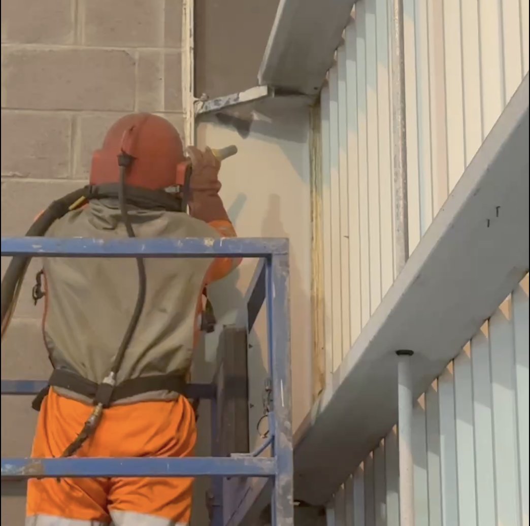 Operative shot blasting and preparing steelwork on site